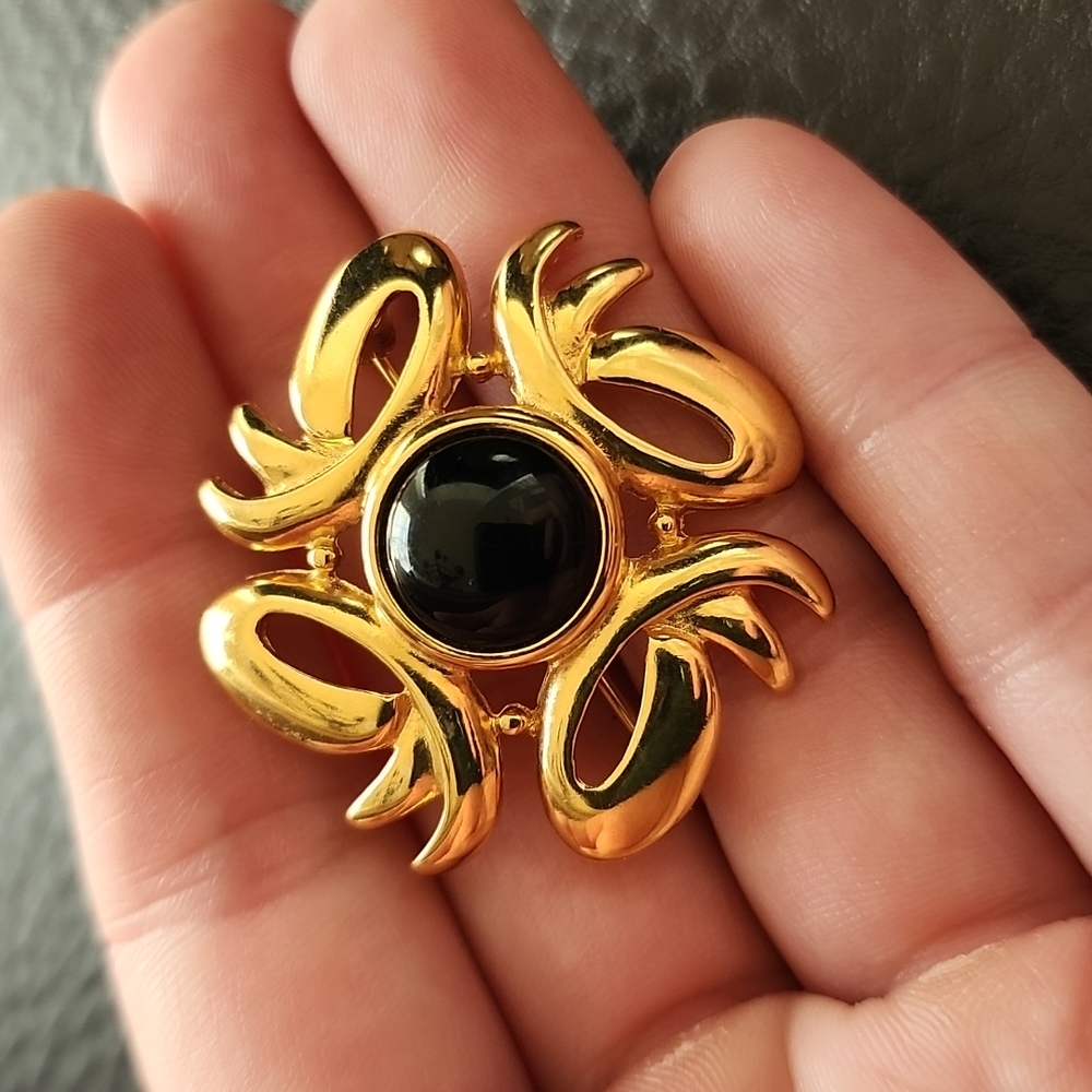 Monet brooch